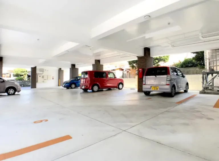 建物1階の駐車場