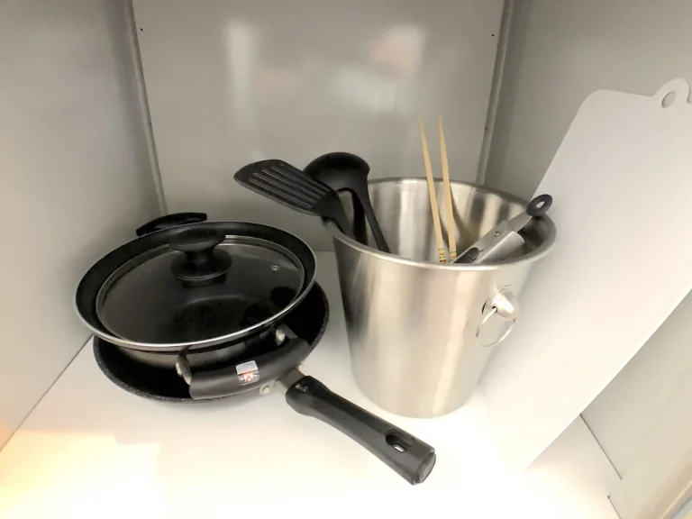 客室に備え付けのフライパン・鍋・調理道具